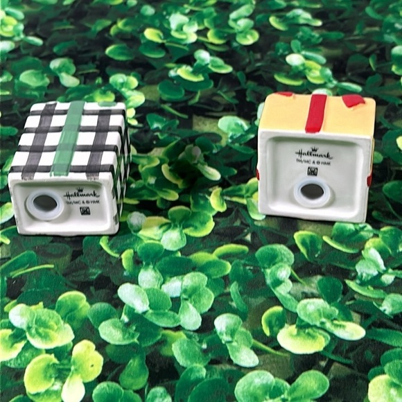 Hallmark Christmas Presents Salt & Pepper Shackers NEW - Picture 8 of 12